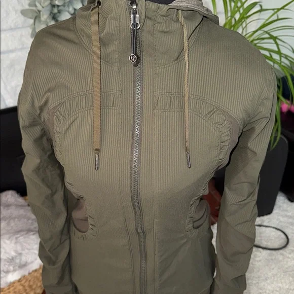 Lululemon Dance studio jacket III reversible w/ hood, women’s Jacket size 8. - Picture 9 of 11